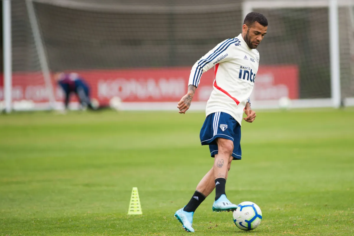 Daniel Alves volta ao time titular do São Paulo no jogo decisivo contra o Mirassol