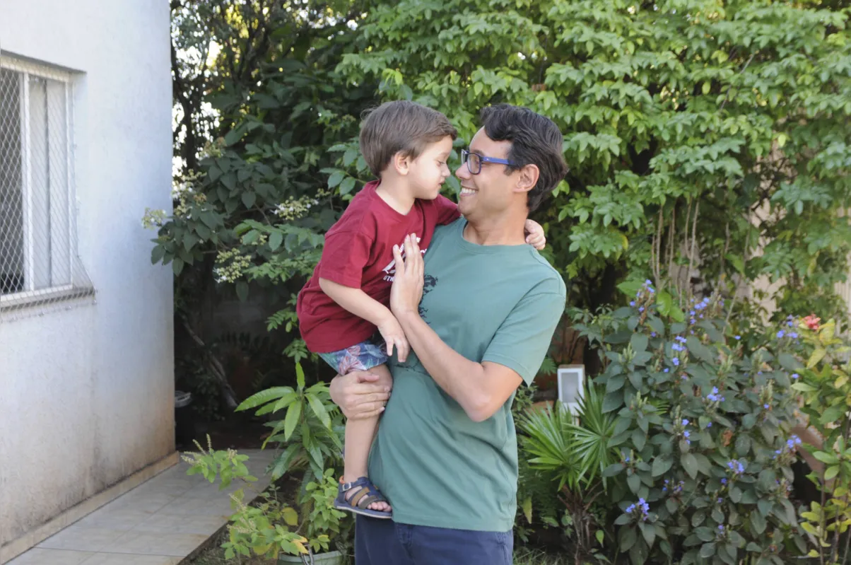 Darlan Costa e o filho Heitor:  “Às vezes ele ouvia a minha voz, chegava no pé da escada e começava a chorar. A minha esposa pegava e explicava que o papai estava doente"