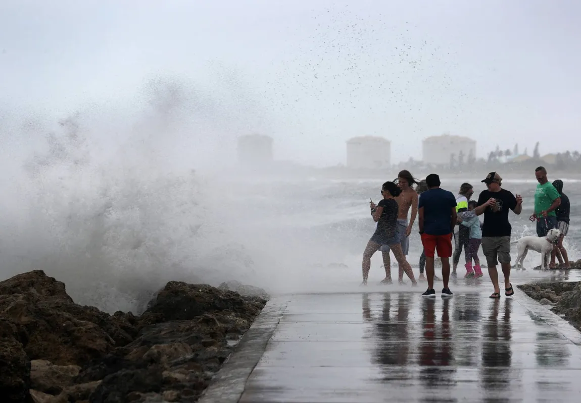 Até sábado, havia possibilidade da tempestade Isaías se transformar num furacão; mas chuva intensa e ventos fortes permanecem na Flórida
