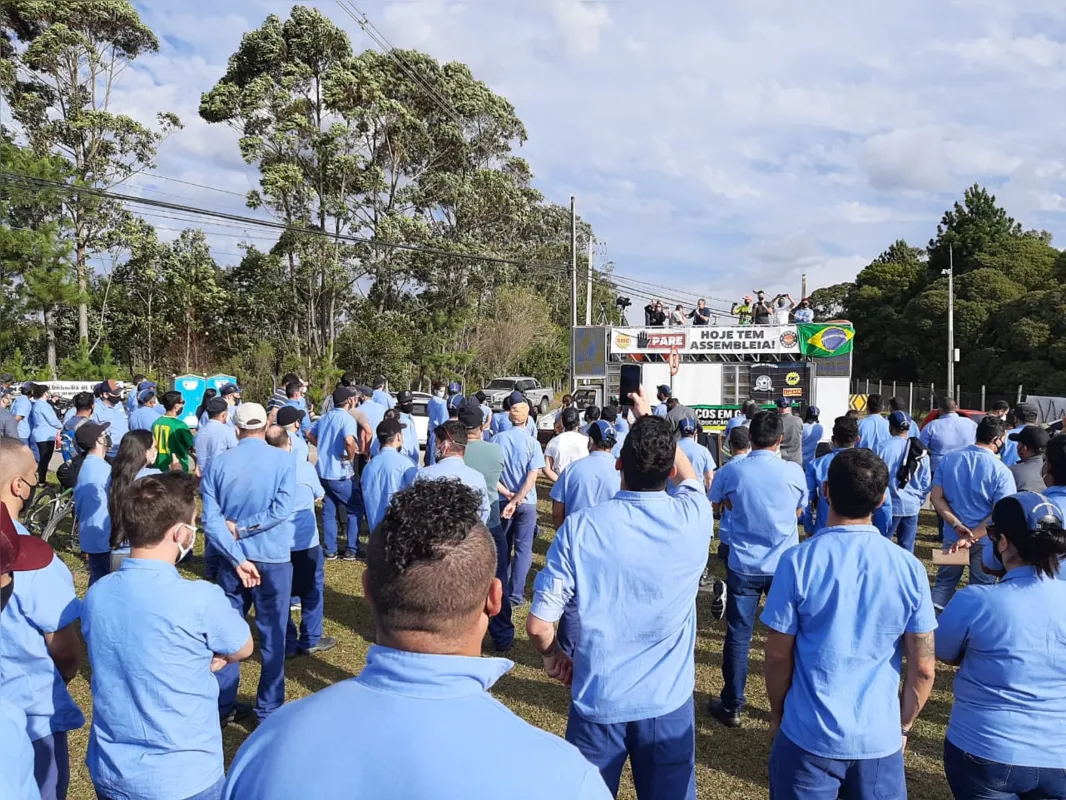 Empregados da fábrica da Renault em São José dos Pinhais se concentraram do último domingo (26) em frente ao Palácio Iguaçu para cobrar a intermediação do governo estadual em favor dos trabalhadores 