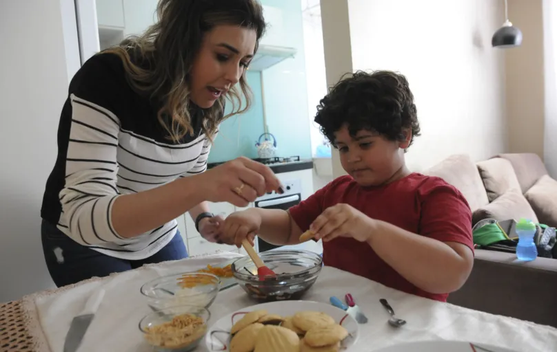 A nutricionista Panmela Rodrigues com Emanuel de Jesus Rodrigues e Silva, 5 anos: parceria na cozinha