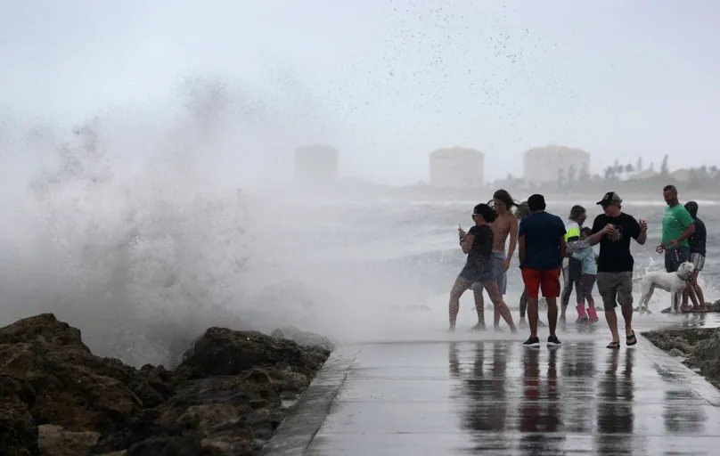 Até sábado, havia possibilidade da tempestade Isaías se transformar num furacão; mas chuva intensa e ventos fortes permanecem na Flórida