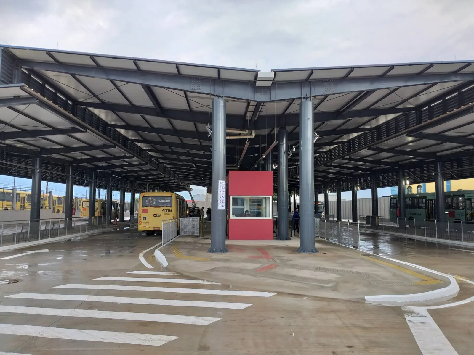 O terminal conta com quadro corredores para os ônibus e plataformas de embarque e desembarque, com dimensões para abrigar os veículos Superbus