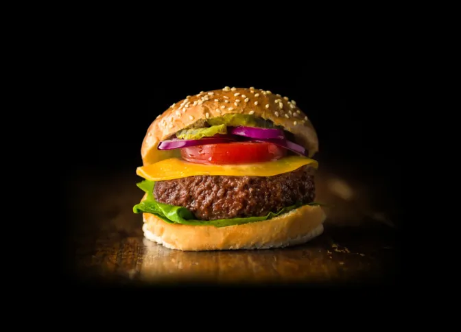 Primeiro hambúrguer feito de carne de laboratório (foto), divulgado, em 2013 custou 365 milhões de dólares
