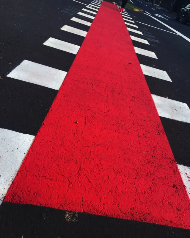 Imagem ilustrativa da imagem A cidade fala - Caminho pé vermelho