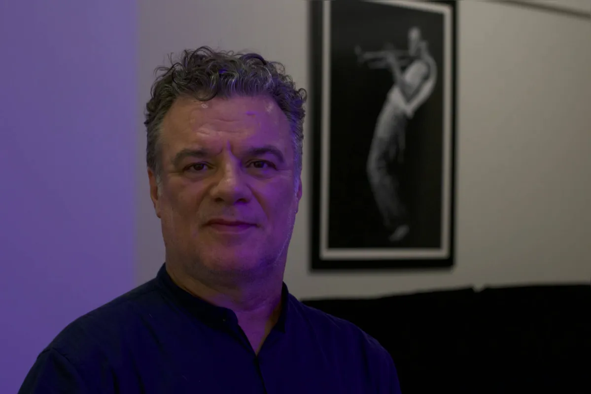 Adriano Garib: "A dramaturgia não me roubou do jornalismo; não consigo me conceber como artista sem meu instinto jornalístico"