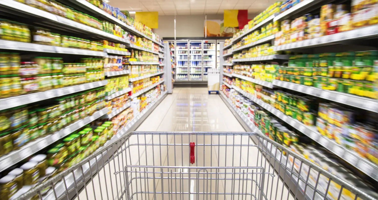 Os alimentos ultraprocessados costumam conter aromas, corantes, emulsificantes e produtos manipulados, como gordura hidrogenada e amido modificado