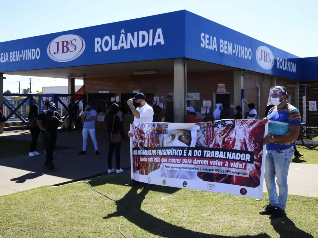 Imagem ilustrativa da imagem Atos pedem segurança contra Covid-19 a trabalhadores de frigoríficos