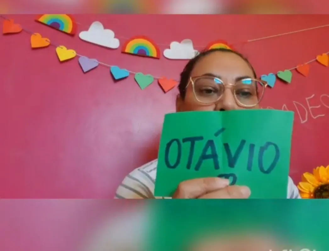 Professora Kátia Simone Martins, do Centro Municipal Infantil Valeria Veronesi, dando aula remota: "Sou afetuosa e minha maior preocupação é não deixar ninguém pra trás” 
