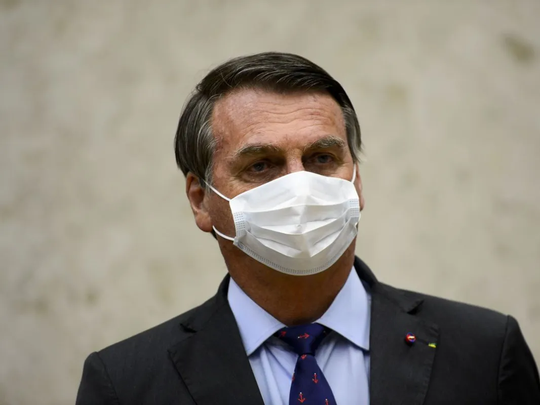 Imagem ilustrativa da imagem Bolsonaro anuncia desistência do Renda Brasil e ameaça cartão vermelho na equipe