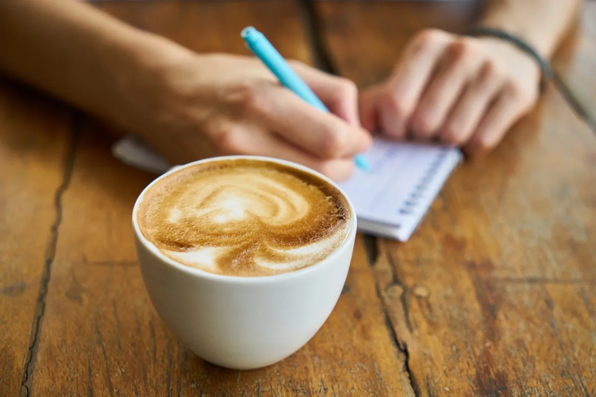Imagem ilustrativa da imagem Brasileiros bebem mais café que cerveja e comem poucas frutas, diz IBGE