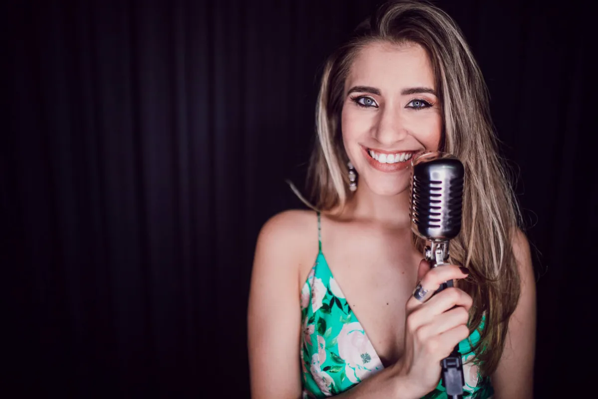 Carla Casarim: apresentação solo e com duplas sertanejas nesta sexta-feira