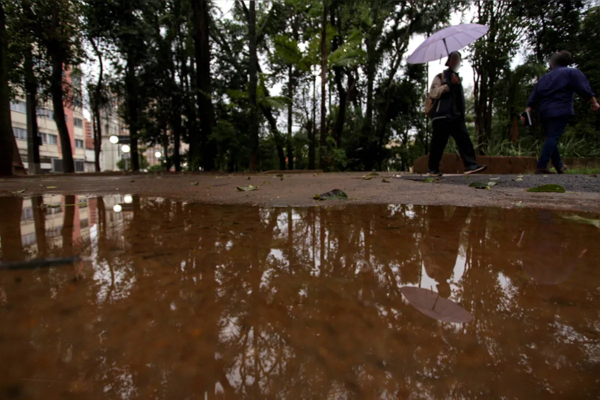 Encontro de frente fria do Sul e chuva do Norte resultou em clima de chuva e baixa amplitude térmica em Londrina