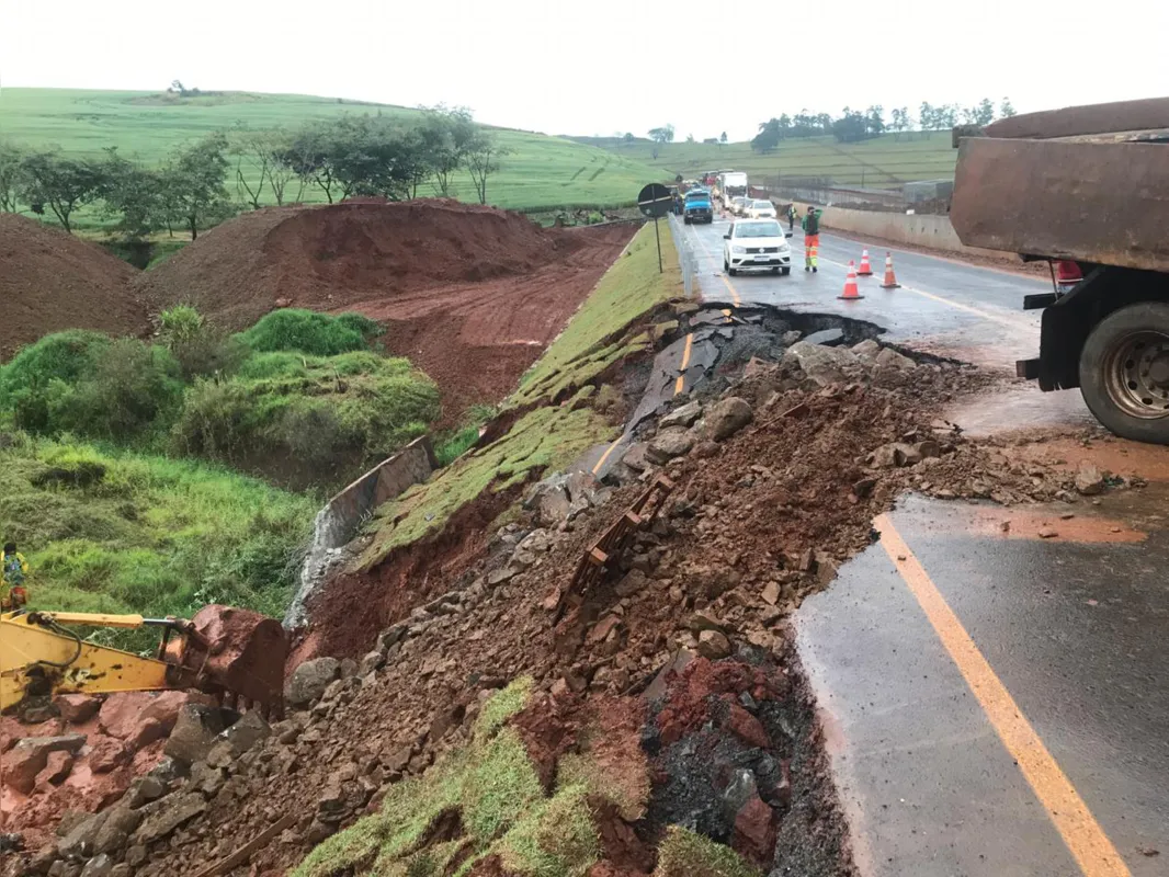 Imagem ilustrativa da imagem Chuva provoca deslizamento de terra e abertura de 'cratera' na PR-445