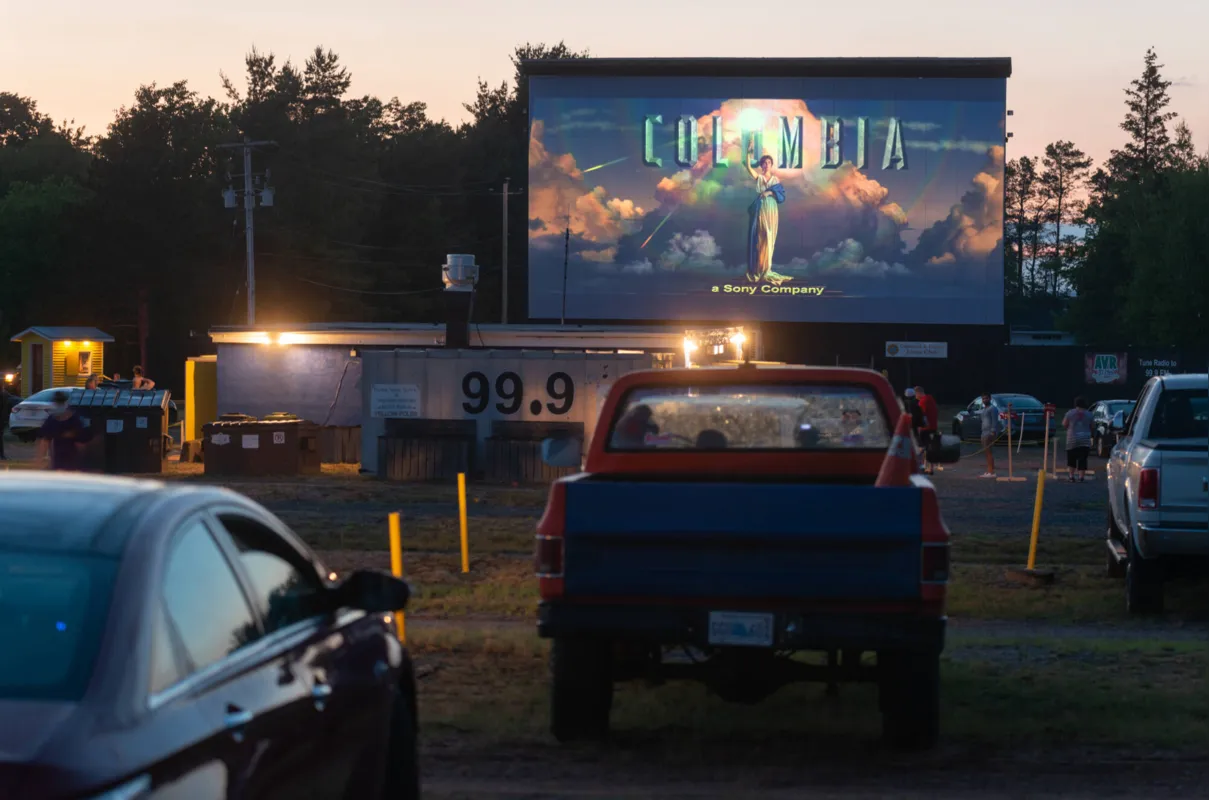 Resgatando um costume divertido dos anos 1950, os drive-ins voltam a ser atração para o cinema e outros espetáculos
