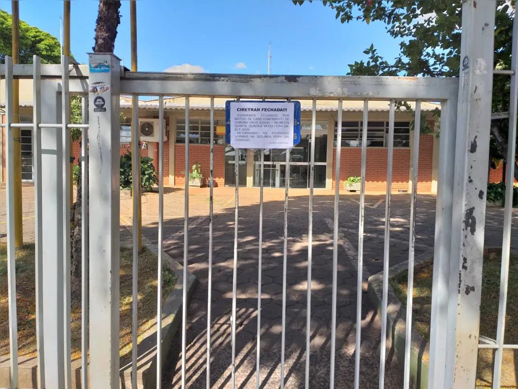 Cartazes foram colocados na entrada para informar sobre medida