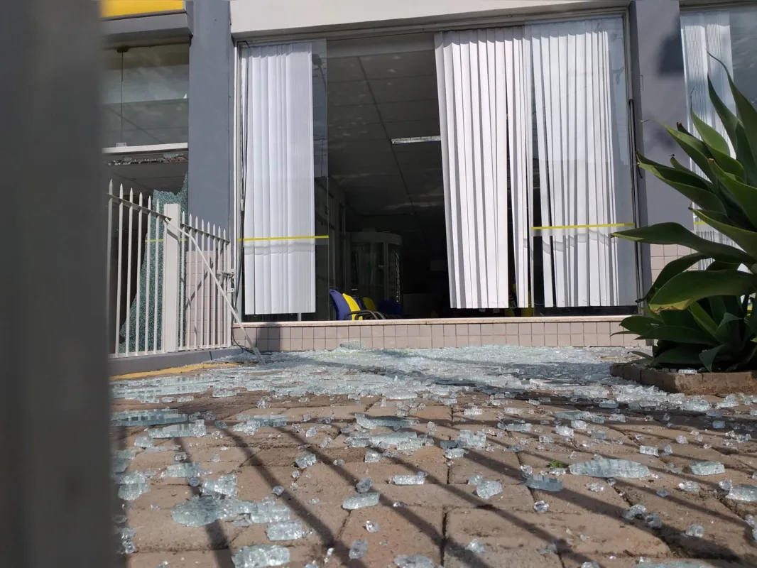 Estilhaços das vidraças destruídas ficaram espalhados por todo o lugar 
