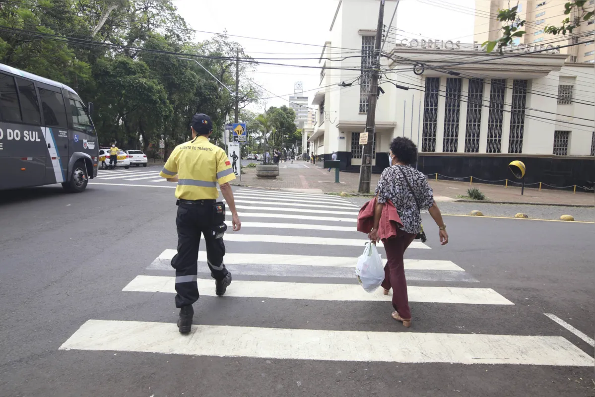 Agentes orientaram pessoas a atravessar corretamente em ação no centro