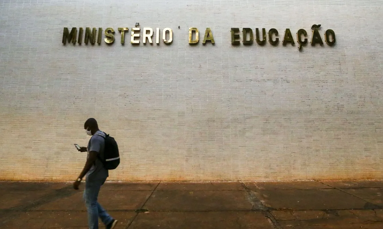 Imagem ilustrativa da imagem Com atraso, MEC anuncia pacote de internet a alunos pobres de universidades e institutos federais