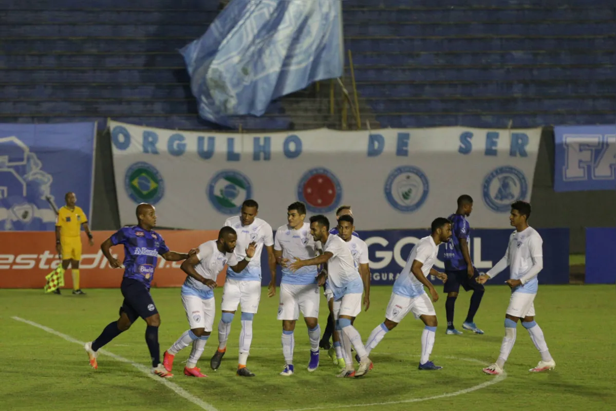 Imagem ilustrativa da imagem Com gol de pênalti no fim, Tubarão faz a trinca e entra no G4