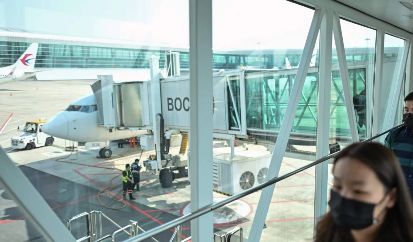 Passageiros usam máscaras no aeroporto de Wuhan, cidade considerada epicentro da pandemia 