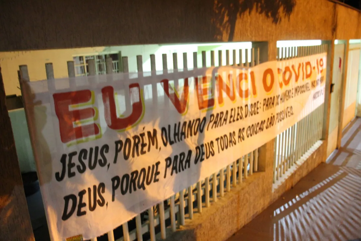 Uma faixa de agradecimento foi colocada na frente de sua casa. 