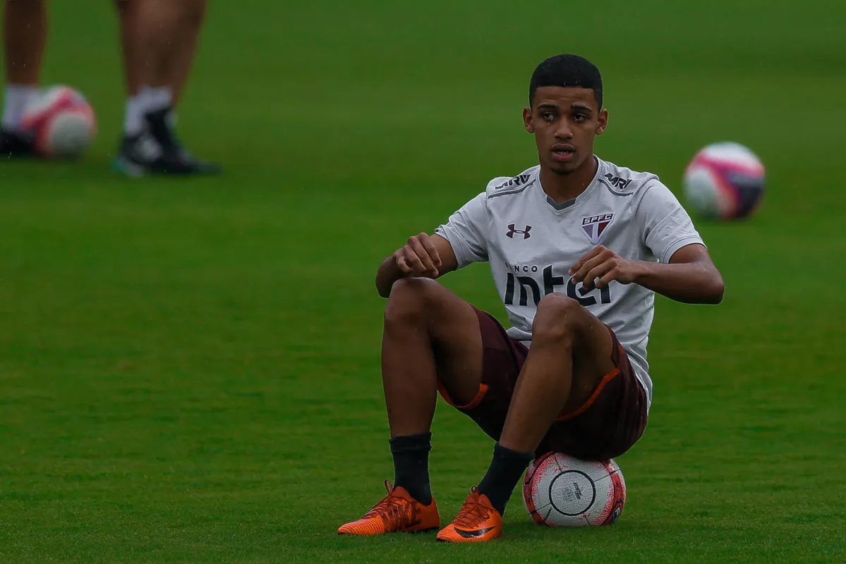 Imagem ilustrativa da imagem De olha na liderança, São Paulo recebe o Bragantino
