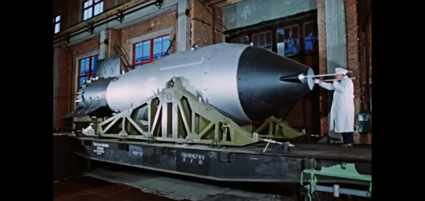 A “Tsar Bomba” pesava 27 toneladas, tinha 8 metros de altura e 2,6 metros de diâmetro