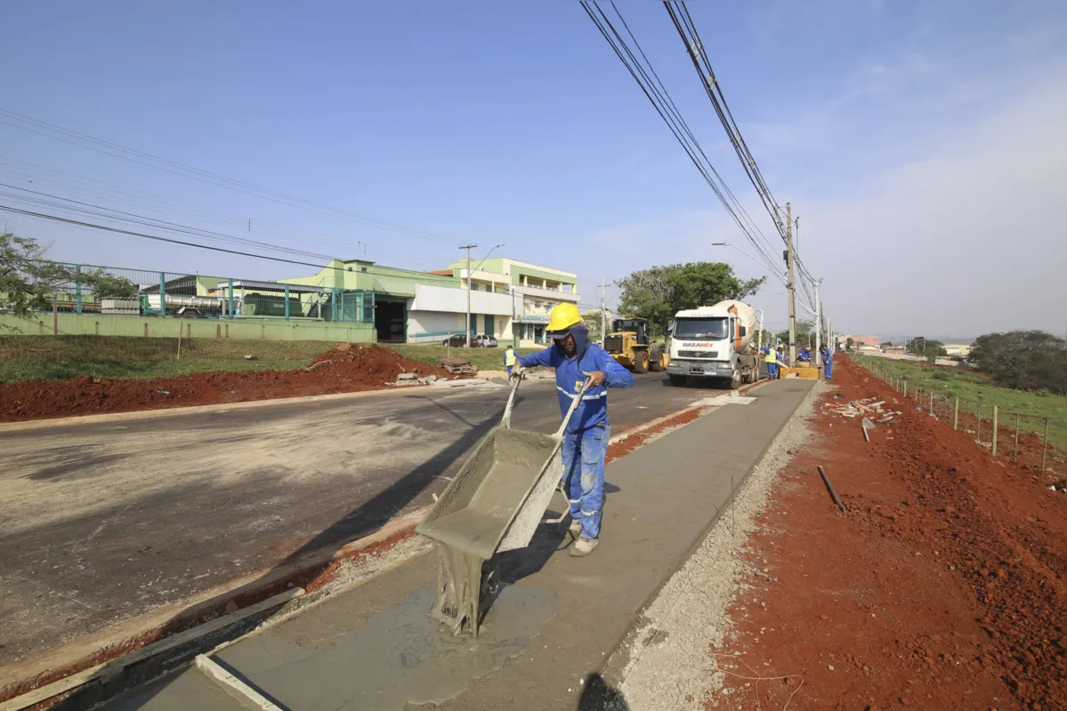 Operários finalizam a calçada e o canteiro no trecho de cerca de 600 metros
