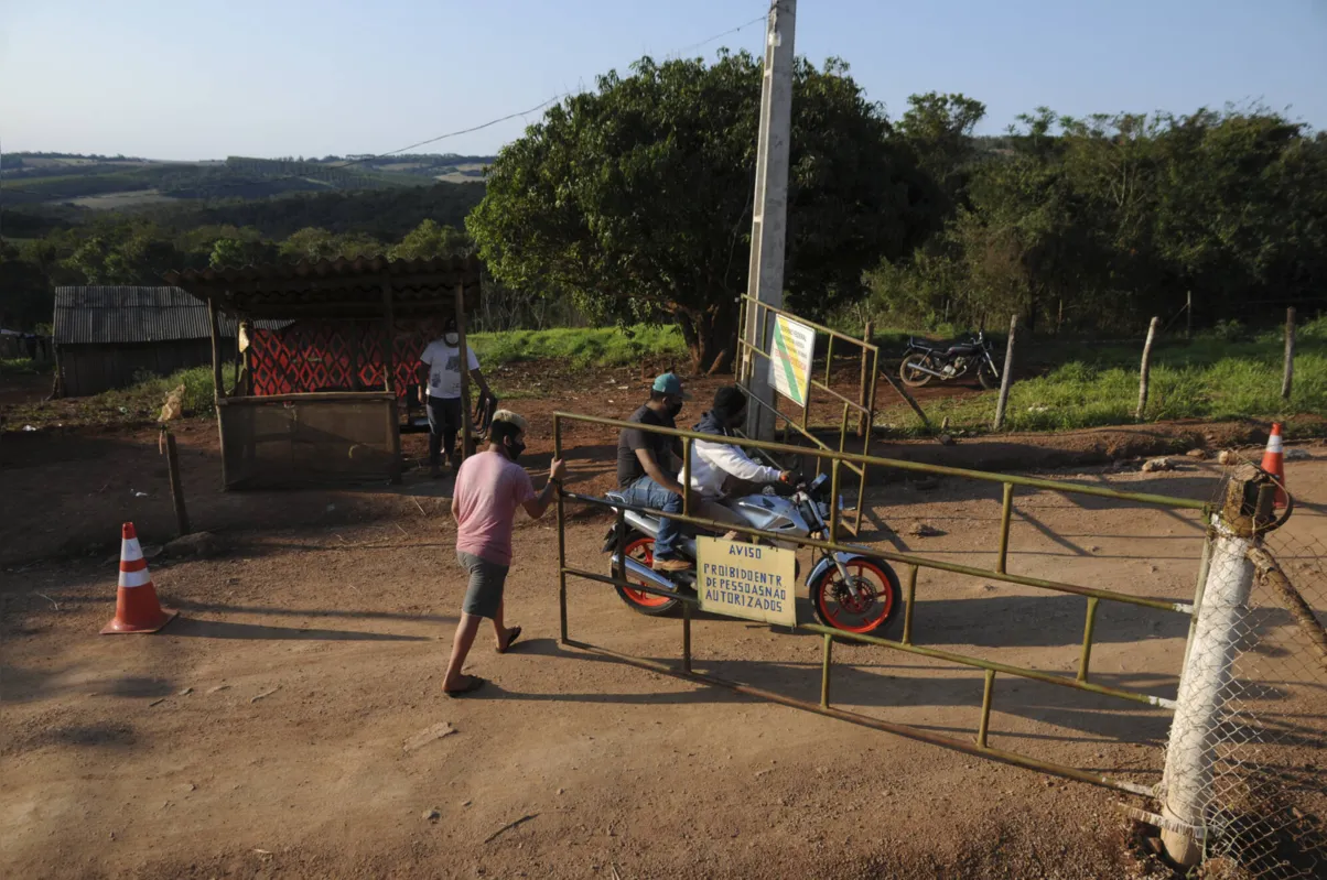 A TI Apucaraninha está com os portões fechados, com controle de entrada e saída 