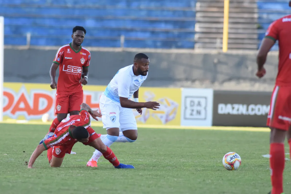 Adenílson estreou com duas assistências no LEC e será titular no jogo com o São Bento