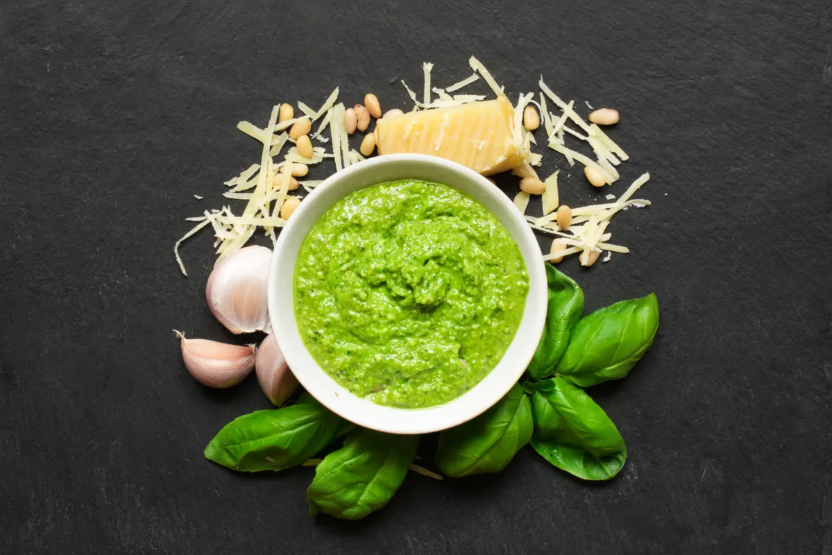 Molho pesto feito com manjericão da horta tem mais sabor 