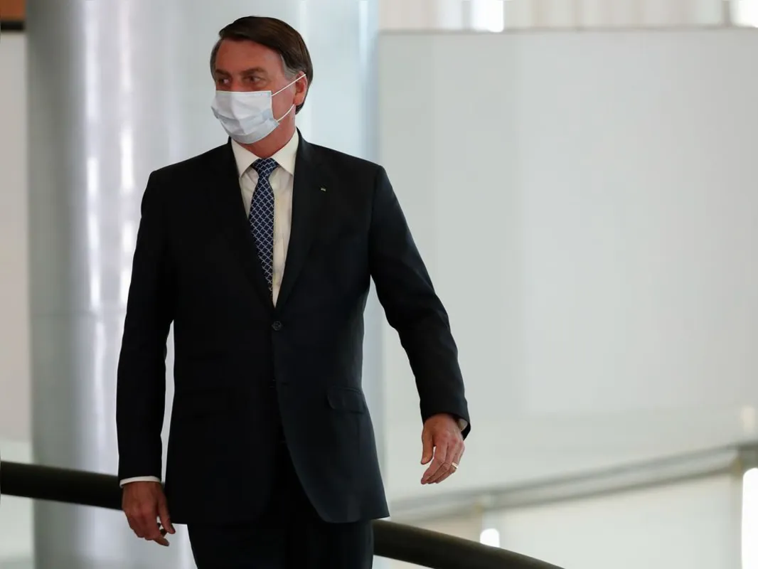 Imagem ilustrativa da imagem Famosos questionam Bolsonaro sobre os R$ 89 mil de Queiroz