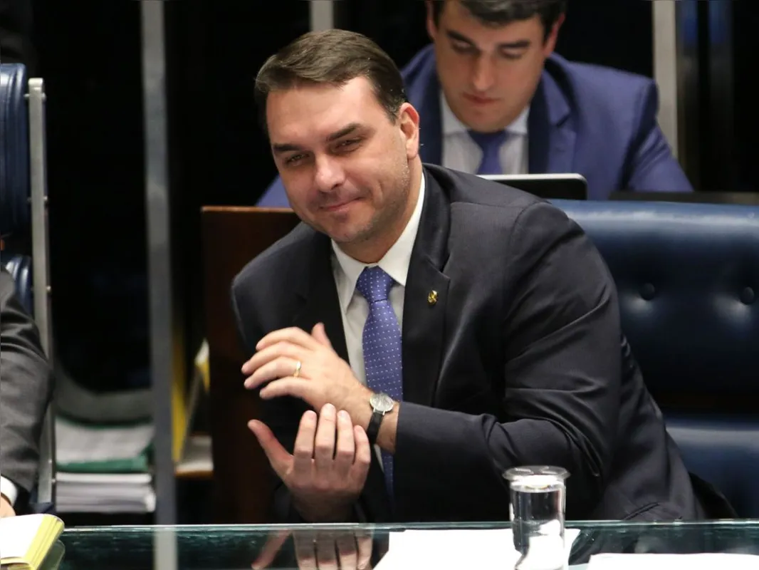 Imagem ilustrativa da imagem Flávio Bolsonaro é diagnosticado com covid-19; senador está sem sintomas