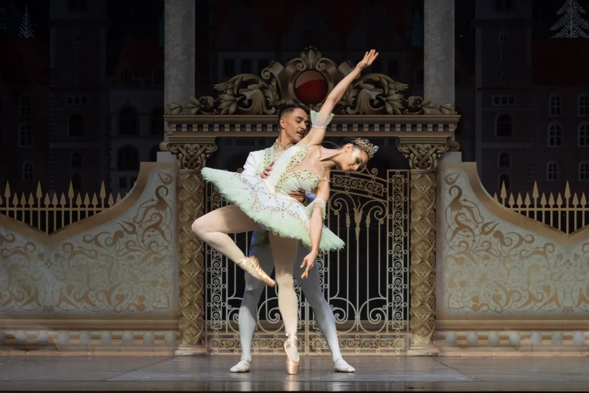 Escola Municipal de Dança em cena de "O Quebra Nozes", em 2019