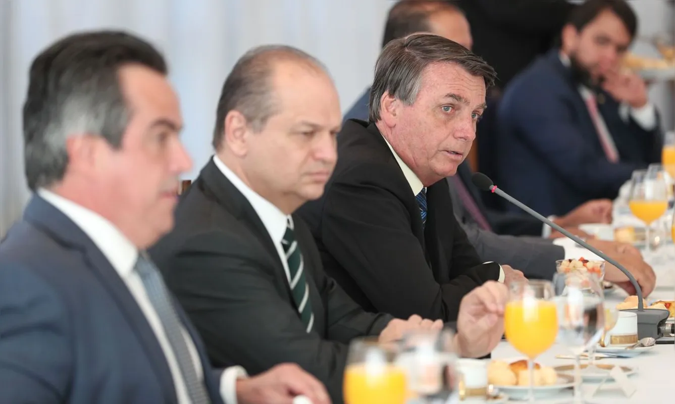 Imagem ilustrativa da imagem Governo anuncia que auxílio emergencial passará a ser de R$ 300 até dezembro