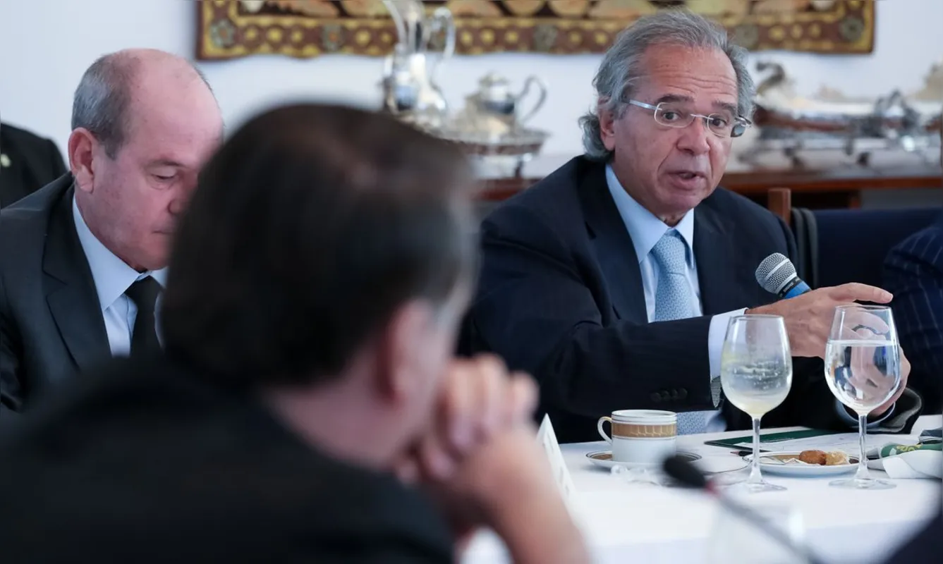 Imagem ilustrativa da imagem Governo confirma prorrogação de corte de jornada e salário e diz que lançará Renda Brasil na terça