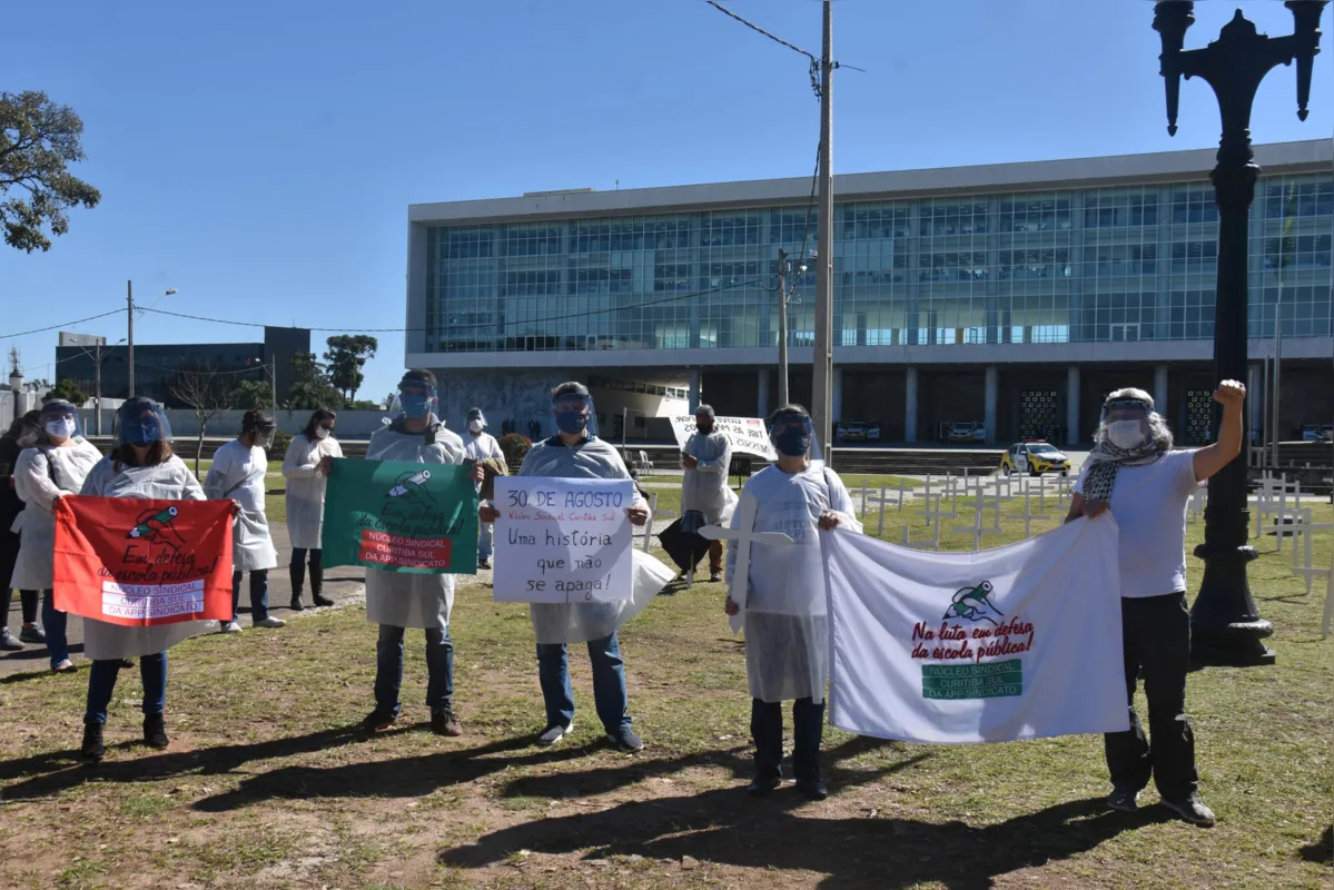 Servidores protestaram contra proposta de reajuste zero em 2021