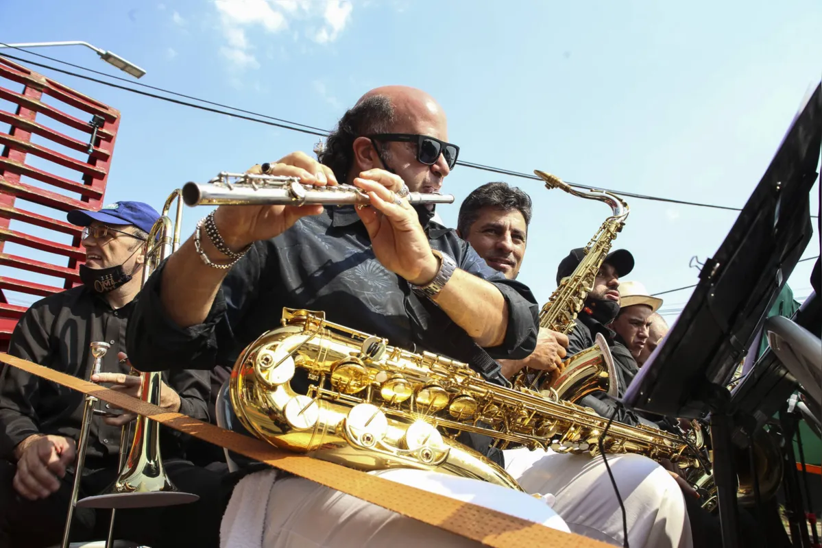 Imagem ilustrativa da imagem Hasteamento de bandeiras e cortejo marcial marcam o Dia da Independência em Londrina