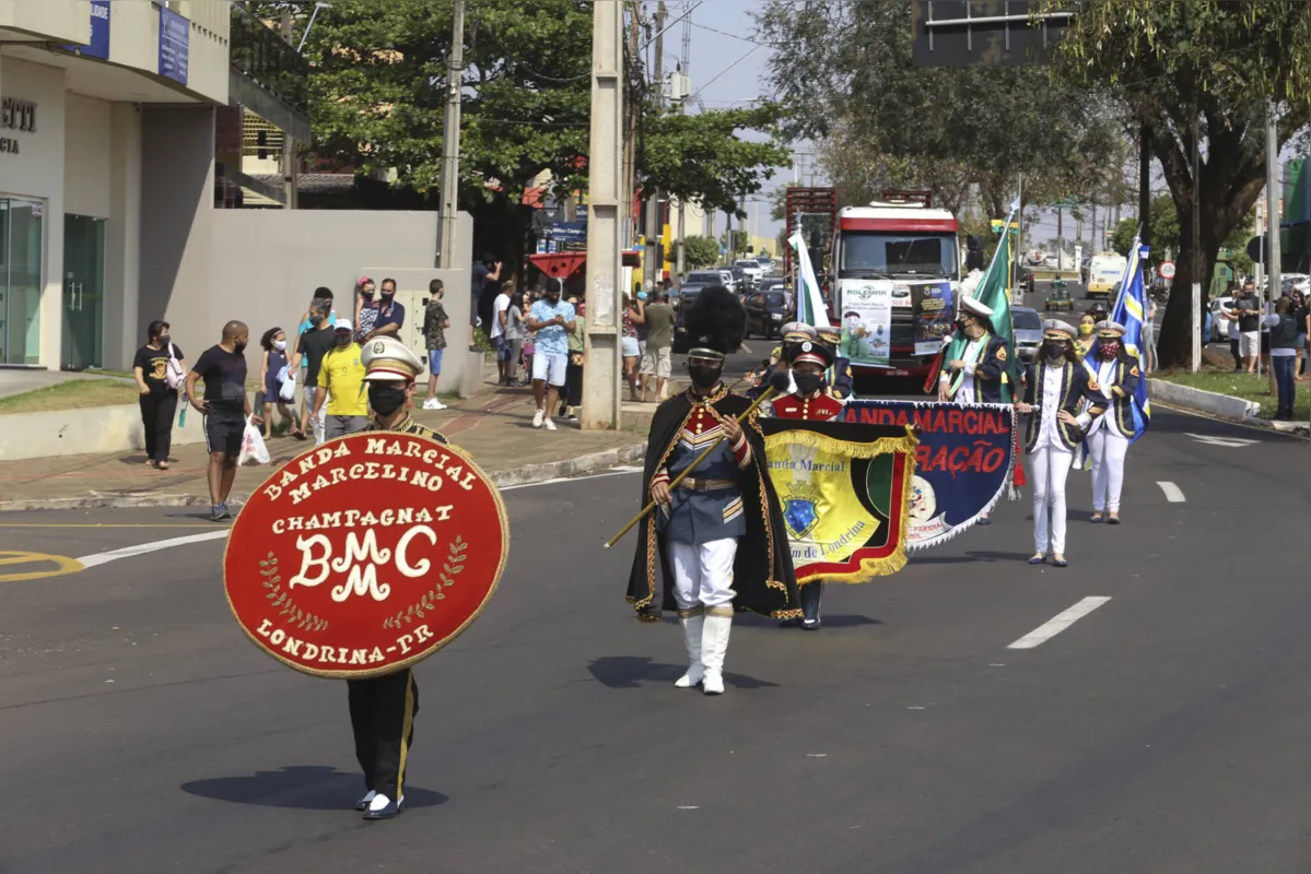 Imagem ilustrativa da imagem Hasteamento de bandeiras e cortejo marcial marcam o Dia da Independência em Londrina