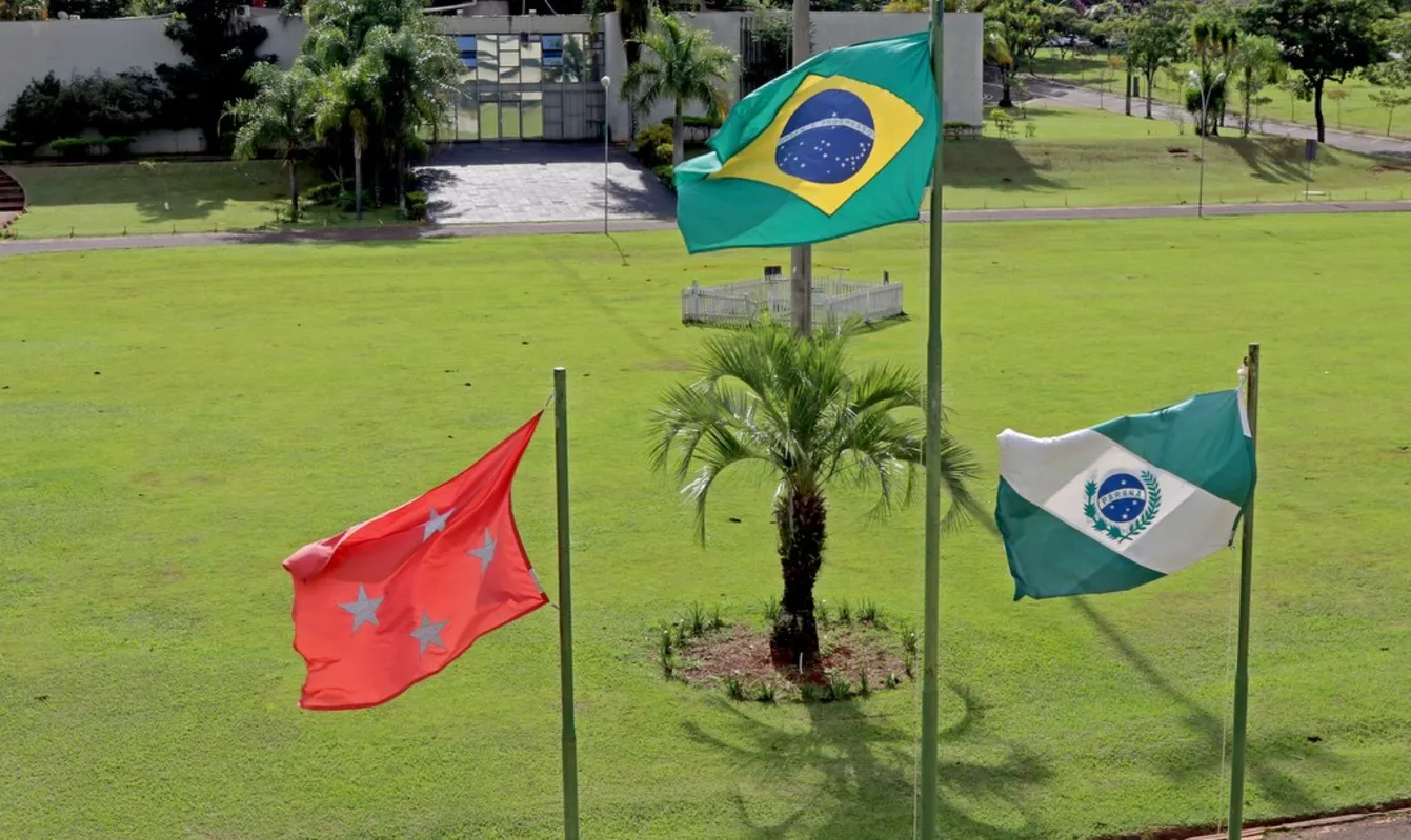 Imagem ilustrativa da imagem Hasteamento de bandeiras marca 7 de setembro em Londrina