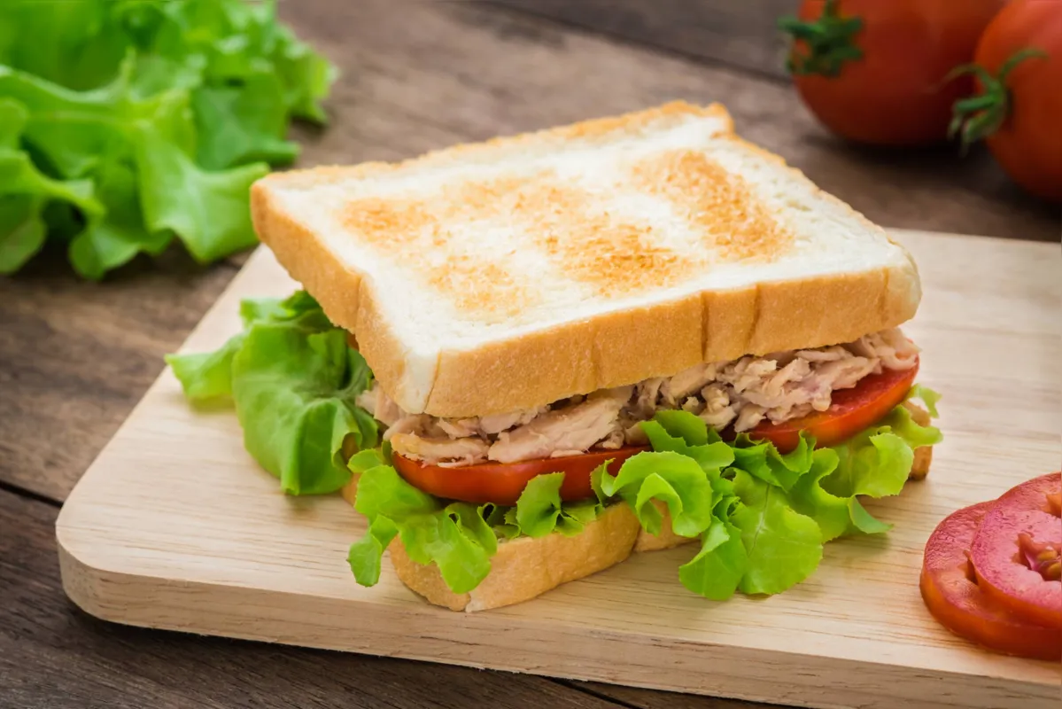 Sanduíches com recheios naturais de verduras e carnes brancas estão na preferência de que gosta de lanches saudáveis