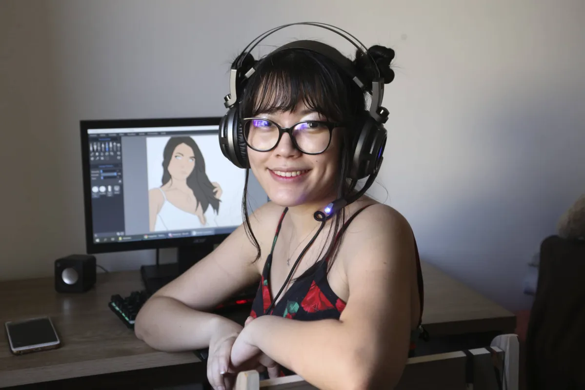 Tatiane Atsumi Hassegawa "O mais estranho são as lives "Acho que o mais estranho pra mim são lives de ASMR , que significa gerar sensações  um estimulo externo, através dos vídeos, a partir de um sons e imagens que podem durar 60 minutos."