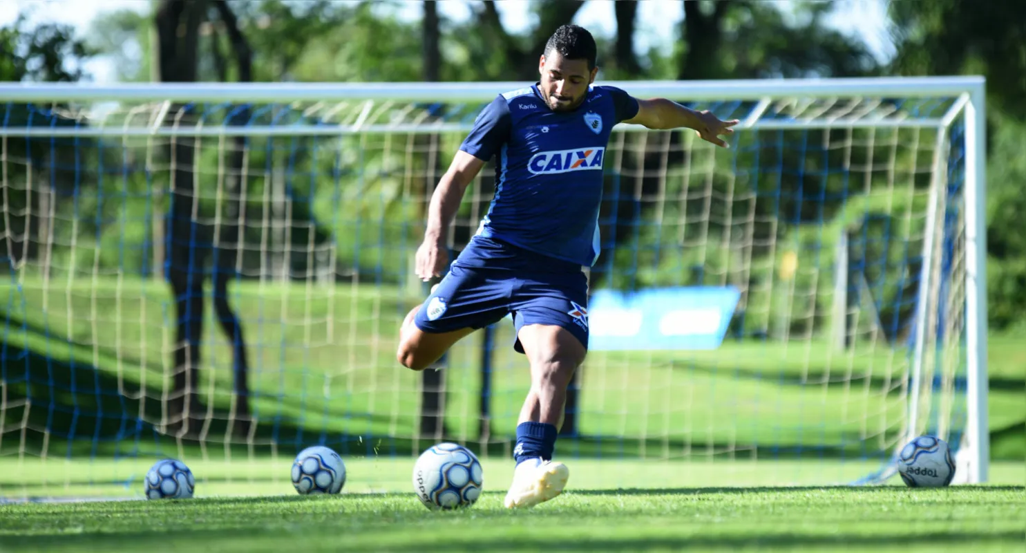Carlos Henrique disputa posição com Júnior Pirambu no comando de ataque do Londrina