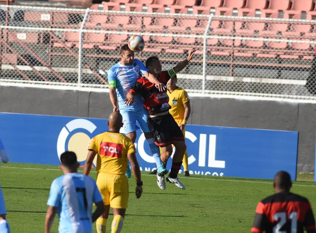 Disputa entre as duas equipes foi bastante equilibrada.
