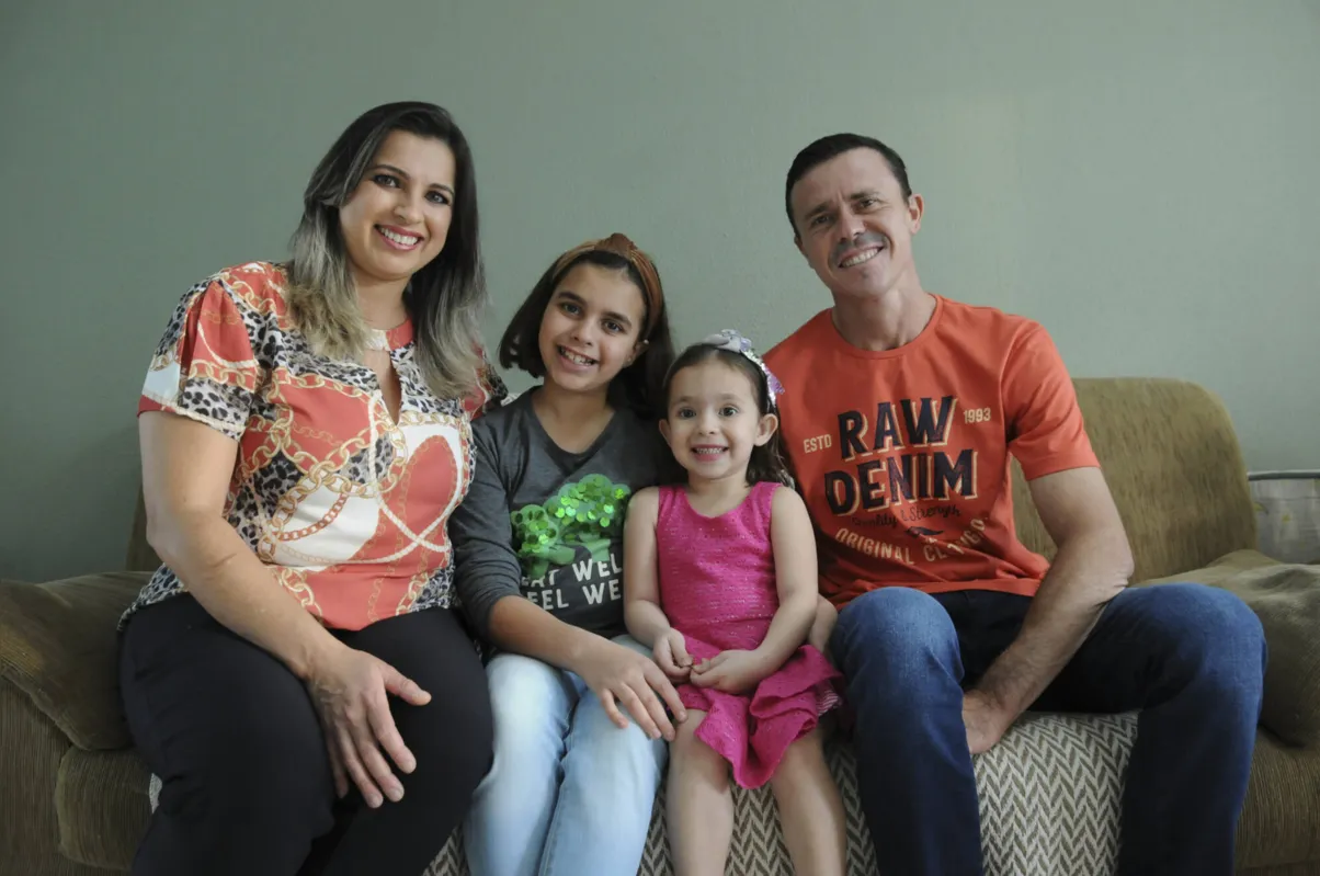 Elaine e Rodrigo Gradi com as filhas Isabely e Lara: fé para superar os desafios e conscientização sobre a gravidade da doença