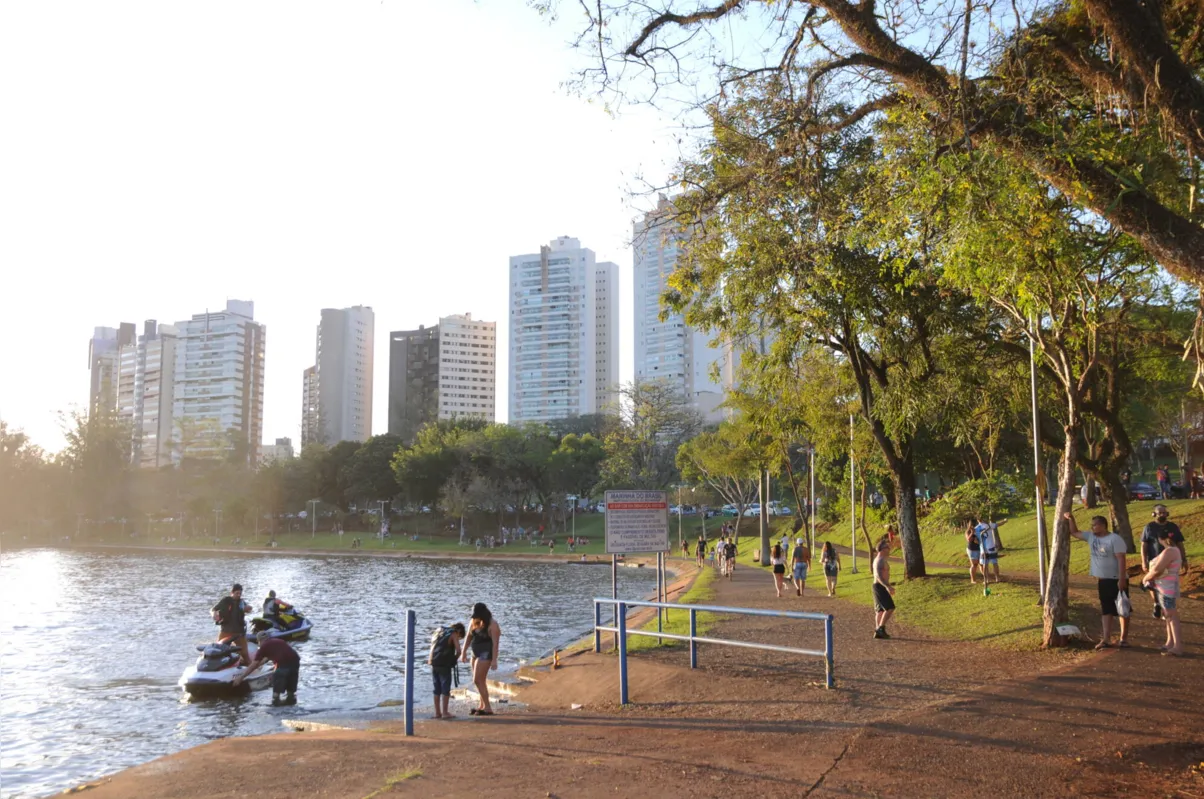 No domingo à tarde, os londrinenses aproveitaram o calor às margens do Lago Igapó,  muitos sem máscaras