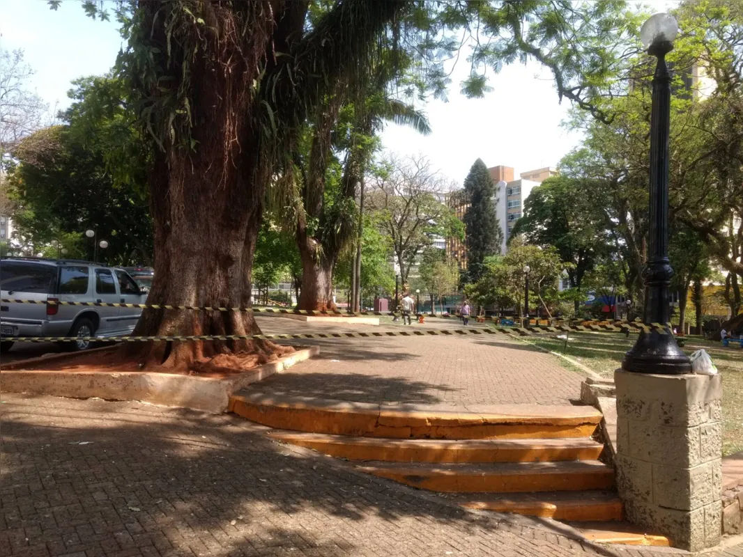 Imagem ilustrativa da imagem Mais de 30 pessoas são multadas por aglomeração em praça no centro de Londrina