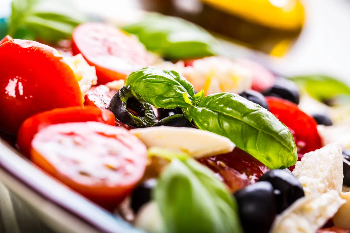 Salada caprese: frescor do manjericão empresta sabor especial ao prato