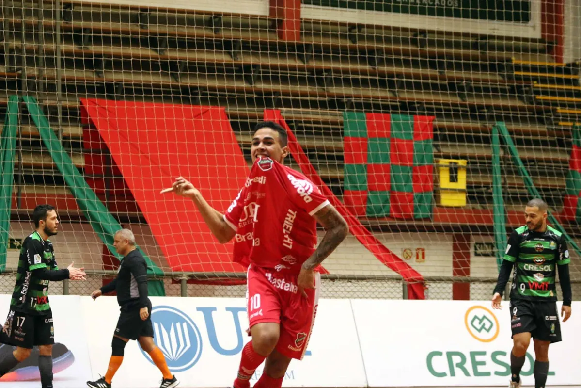Cléber marcou dois gols sobre o Marreco.